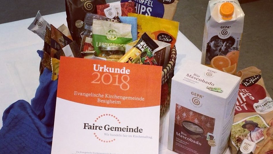 Bild zeigt eine Urkunde der Fairen Gemeinde vor fairen Produkten