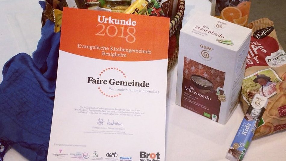 Bild zeigt eine Urkunde der Fairen Gemeinde vor fairen Produkten