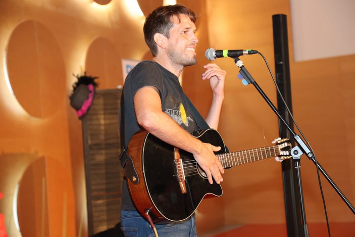 Auftritt von Maexla beim Benefiz-Abend 2025.