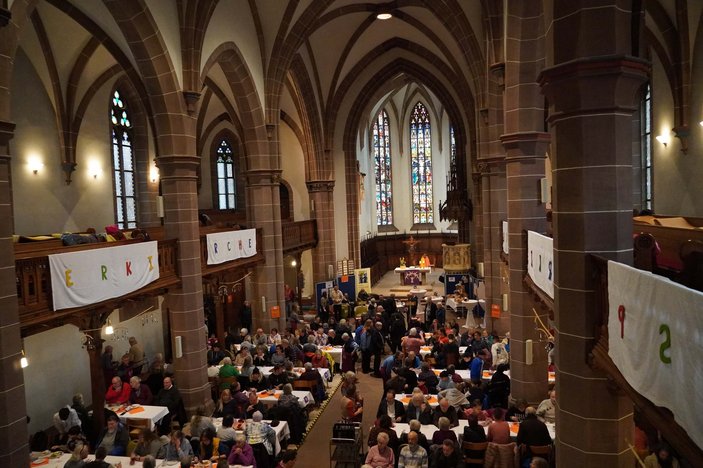 Bild zeigt von oben die voll besetzte Kirche