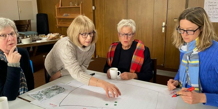 Bild zeigt vier Teilnehmerinnen bei einem Workshop