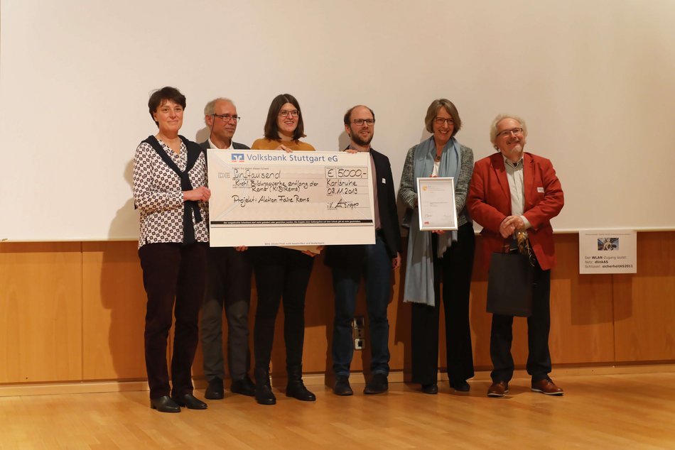 Bild zeigt eine Abordnung bei der Scheckübergabe