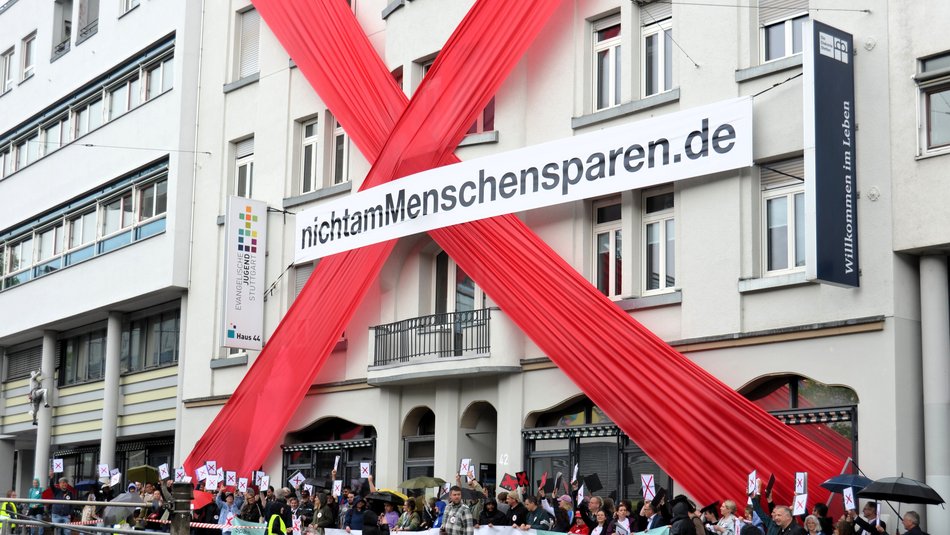 Bei der Protestaktion vor dem Gebäude der Offenen Hilfen Stuttgart der Diakonie Stetten machten sich Betroffene, Angehörige und Mitarbeitende der beteiligten sozialen Einrichtungen für Bürokratieabbau und gegen Kürzungen im Sozialbereich stark. 