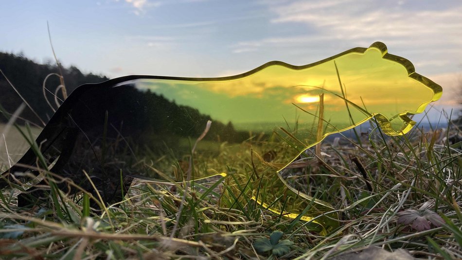 Bild zeigt einen gläsernen Löwen durch den die Sonne durch scheint