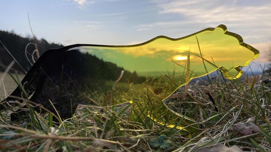 Bild zeigt einen gläsernen Löwen durch den die Sonne durch scheint