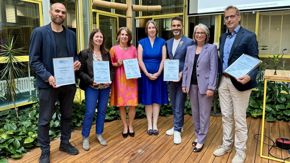 Zu sehen sind die Preisträger und Preisträgerinnen des Diakonie Journalistenpreis 2026 mit den Vorständinnen der Diakonie Württemberg und der Diakonie Baden.