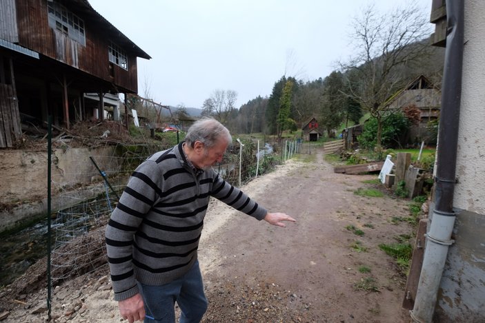 Bild zeigt einen betroffenen der zeigt wie hoch das Wasser gestanden hat