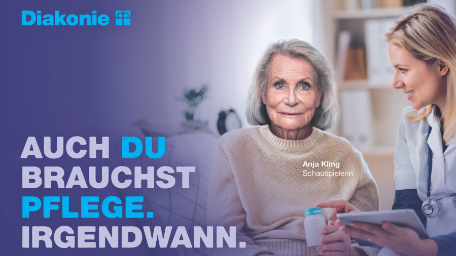 Eines der Motiv der Pflegekampagne von 2025. Zu sehen ist die künstlich gealterte Schauspielerin Anja Kling mit einer Pflegefachfrau.