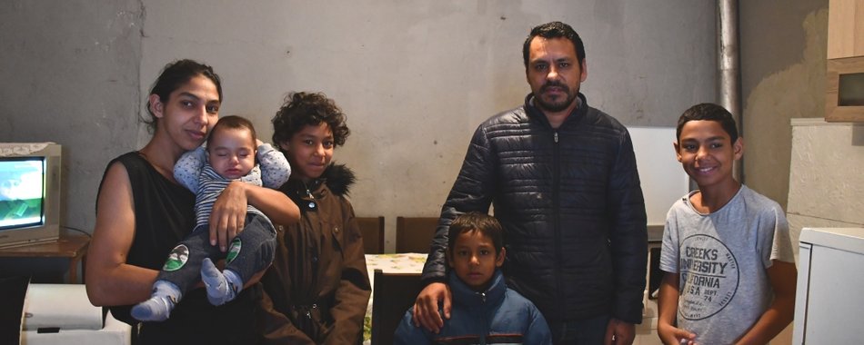 Das Bild zeigt eine Familie mit drei Kindern