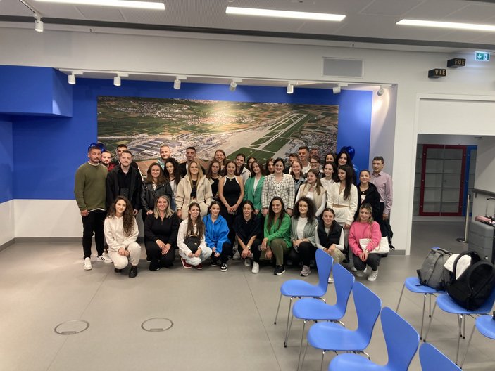 Gruppenbild am Flughafen von Einreisenden aus dem Kosovo für das Internationale Ausbildungsprojekt.