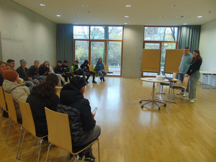 Bild zeigt einen Ausschnitt von einem Workshop, die Teilnehmer sitzen im Stuhlkreis