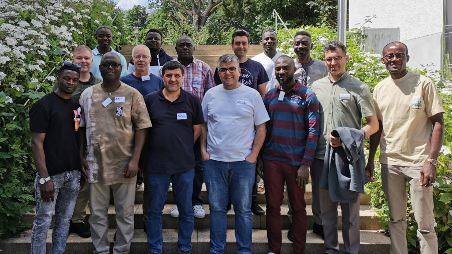 Gruppenbild der Flüchtlingsberatung im Freien.