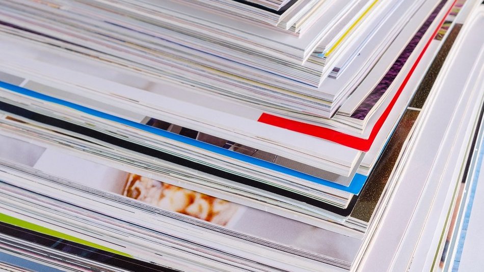 Ein Stapel Dokumente liegt übereinander.