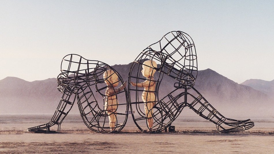 Bild zeigt symbolisch Kinder die in Drahtgestellen gefangen sind