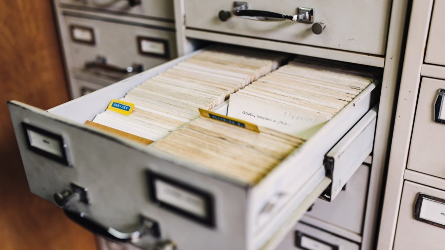 Ein offener Aktenschrank mit zahlreichen Akten.