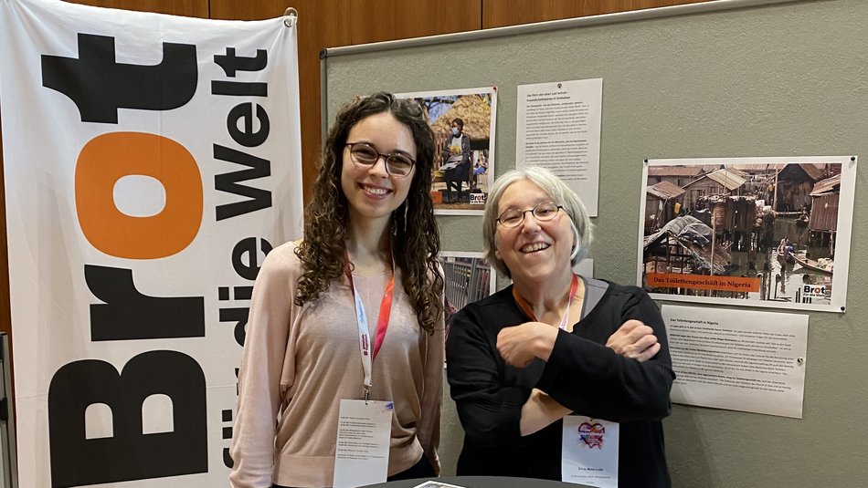 Bild zeigt zwei Mitarbeiterinnen an einem Informationsstand