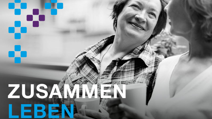 Motiv des Jahresthemas 2026 mit zwei lachenden Frauen.