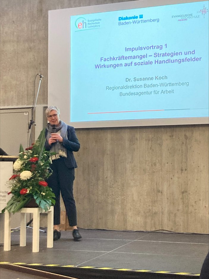 Bild zeigt Frau Koch bei Ihrem Vortrag auf der Bühne