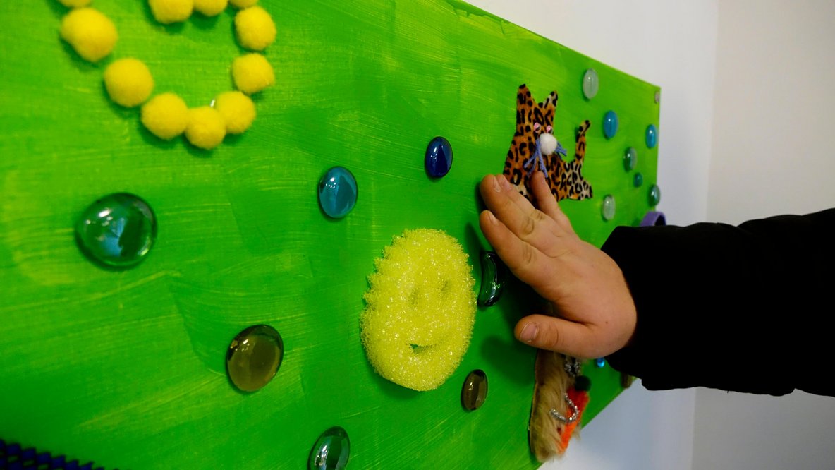 Bild zeigt die grüne Sensorikwand