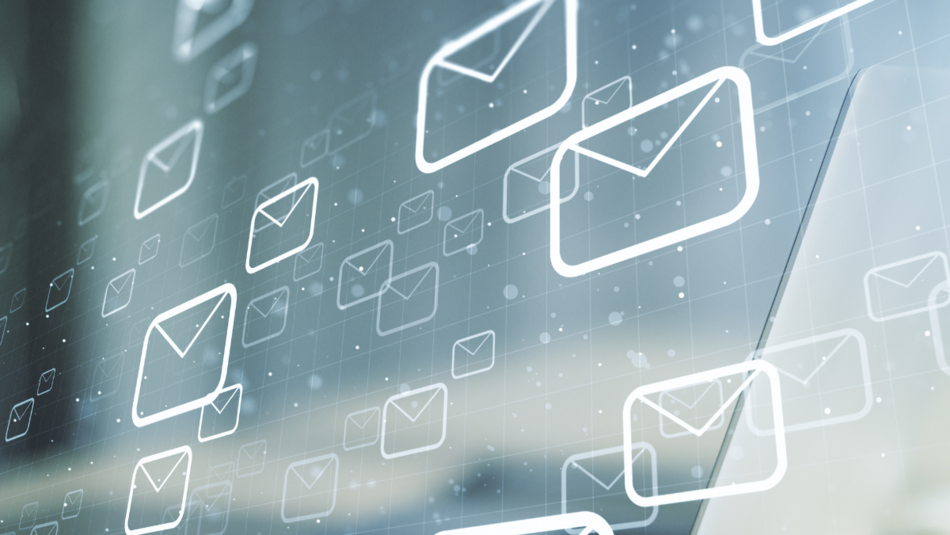 Digitale Briefumschläge sind auf einem Bildschirm dargestellt.