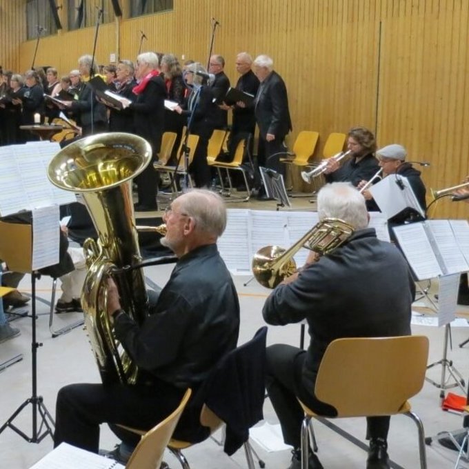 Es ist das Blechbläser-Ensemble zu sehen.