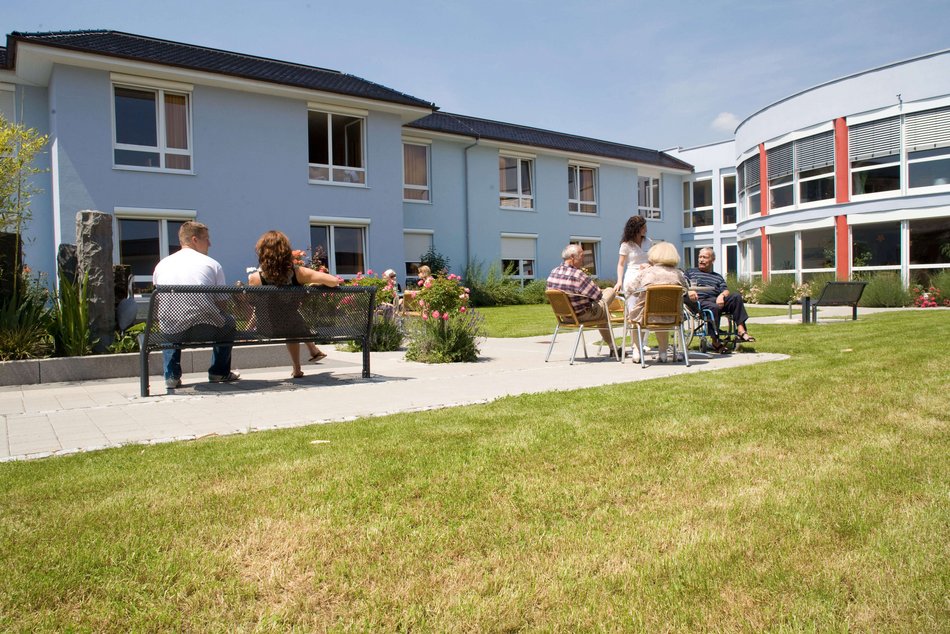 Bild zeigt den Blick auf eine Pflegeeinrichtung vom Garten aus