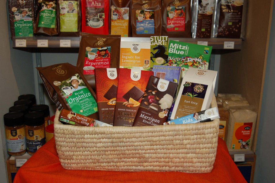 Bild zeigt einen Korb mit Fair gehandelten Produkten