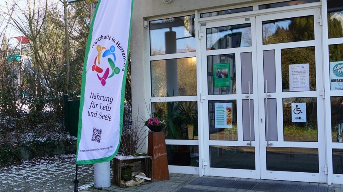 Bild zeigt den Eingang der Vesperkirche von außen