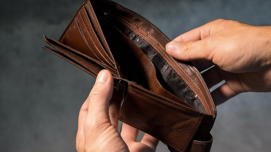 Zwei Hände öffnen einen leeren Geldbeutel.