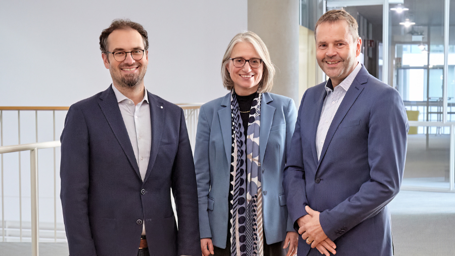 Gruppenbild der drei Vorstände der Diakonie Württemberg: v.l.n.r. Dr. Kornelius Knapp, Vorstand Sozialpolitik, Dr. Annette Noller, Vorstandsvorsitzende, Dr. Robert Bachert, Finanzvorstand. Alle schauen lächelnd in die Kamera.