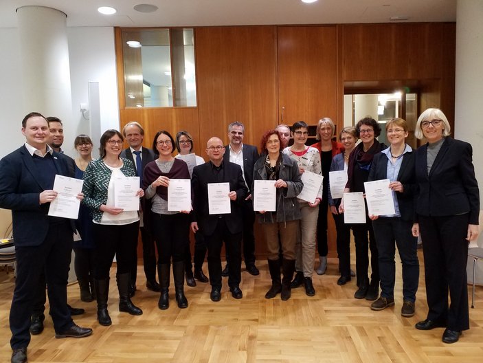 Bild zeigt die Teilnehmer mit ihrem Zertifikat in der Hand als Gruppenbild