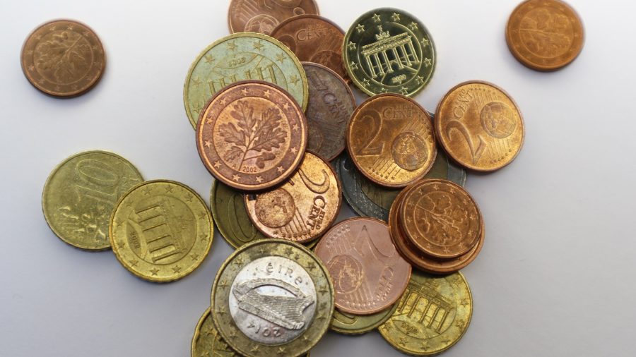 Ein Haufen verschiedener Euromünzen.
