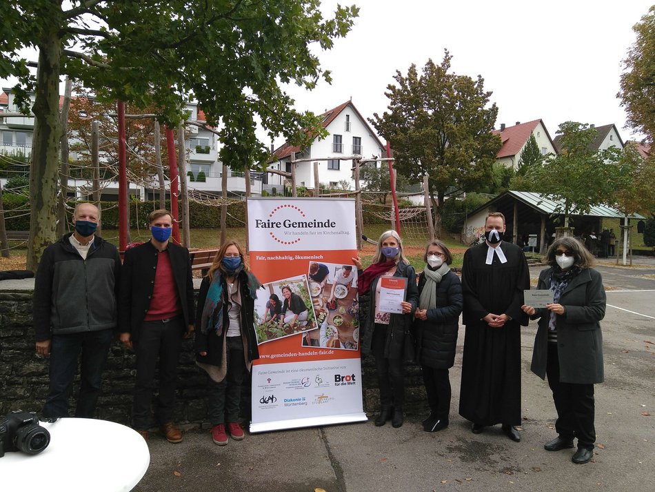 Bild zeigt die Übergabe der Urkunde zur Fairen Gemeinde