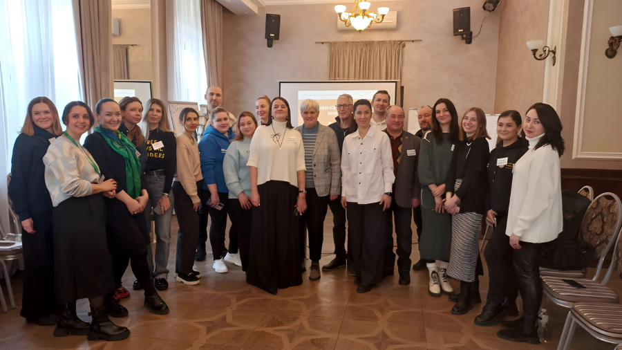 Gruppenbild der Teilnehmenden der Reise in ein ausländisches Parlament für unterstützende Beratungen.