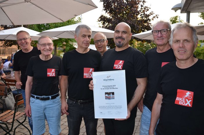 Man sieht eine Gruppe Männer (das Team hinter BikeBox) welche ihre Auszeichnung in der Hand halten.