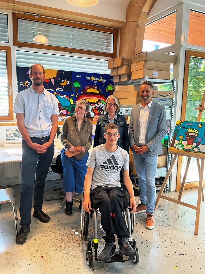 Bild zeigt Frau Noller mit vier Personen von der Einrichtung