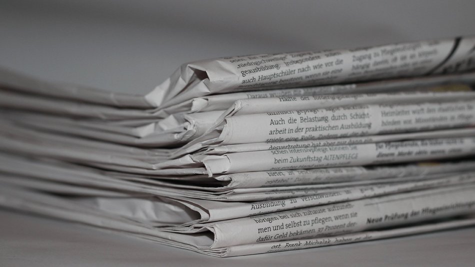 Ein Stapel Zeitungen.