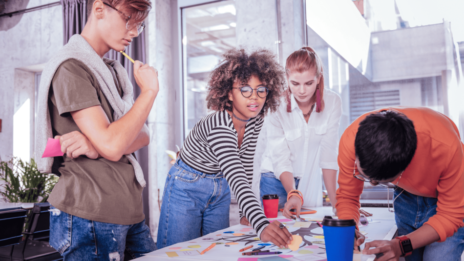 Bild zeigt 4 Jugendliche bei einem Workshop