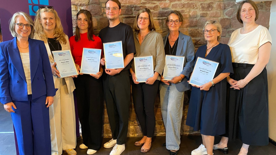 Gruppenbild der PreisträgerInnen des Diakonie Journalistenpreis mit den Vorstandsvorsitzenden der Diakonie Württemberg und der Diakonie Baden.
