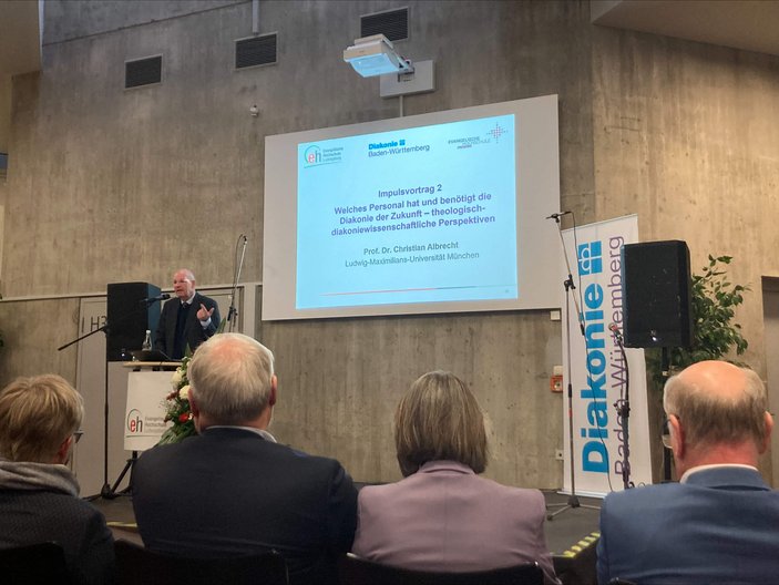 Bild zeigt Prof. Albrecht bei seinem Vortrag