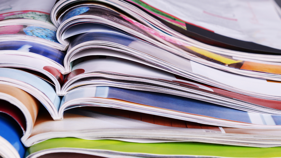 Ein Stapel aufgeschlagener Zeitschriften.