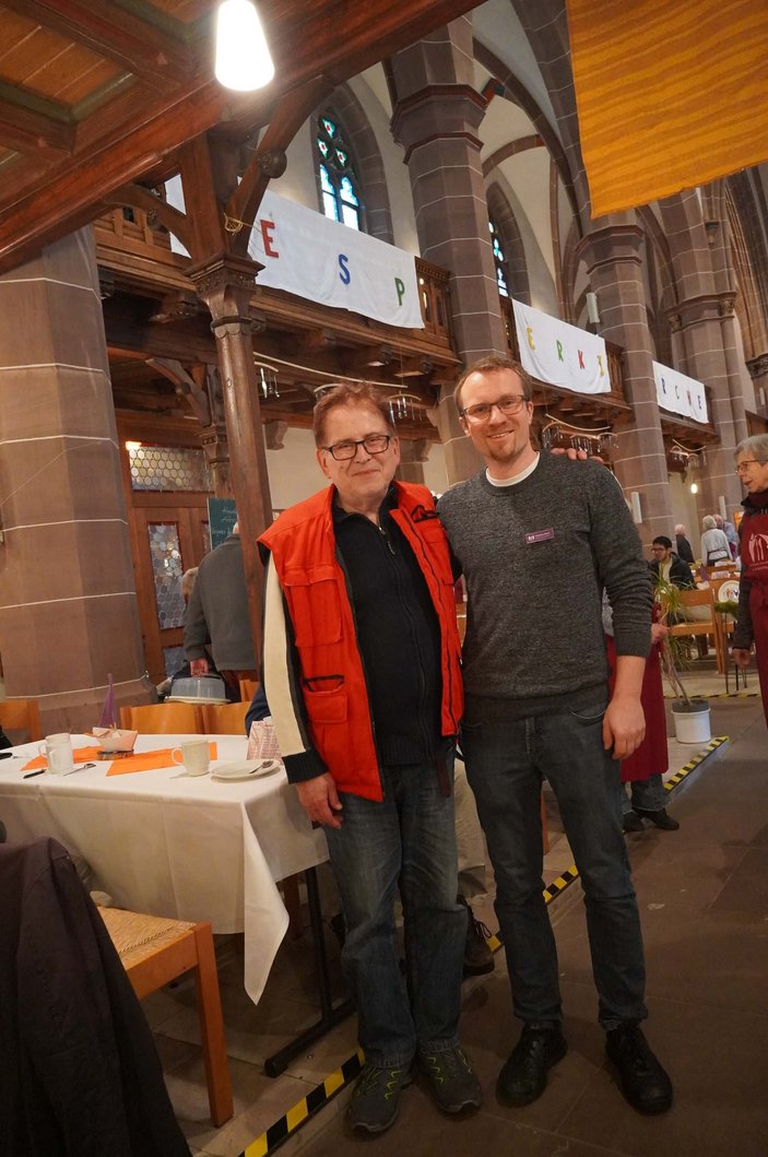 Bild zeigt zwei Herren die in der Vesperkirche mit helfen