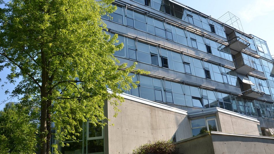 Außenansicht der Landesgeschäftsstelle der Diakonie Württemberg im Sommer.