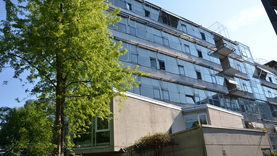 Außenansicht der Landesgeschäftsstelle der Diakonie Württemberg im Sommer.