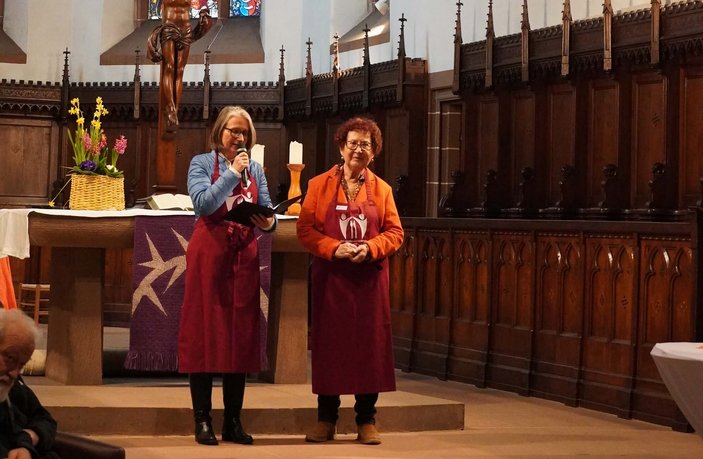 Bild zeigt Frau Noller und Frau Kretschmann bei der Eröffnungsansprache in der Kirche