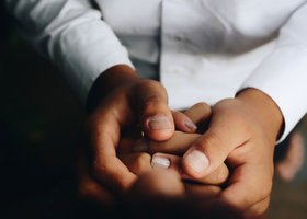 Bild zeigt Hände die ineinander greifen