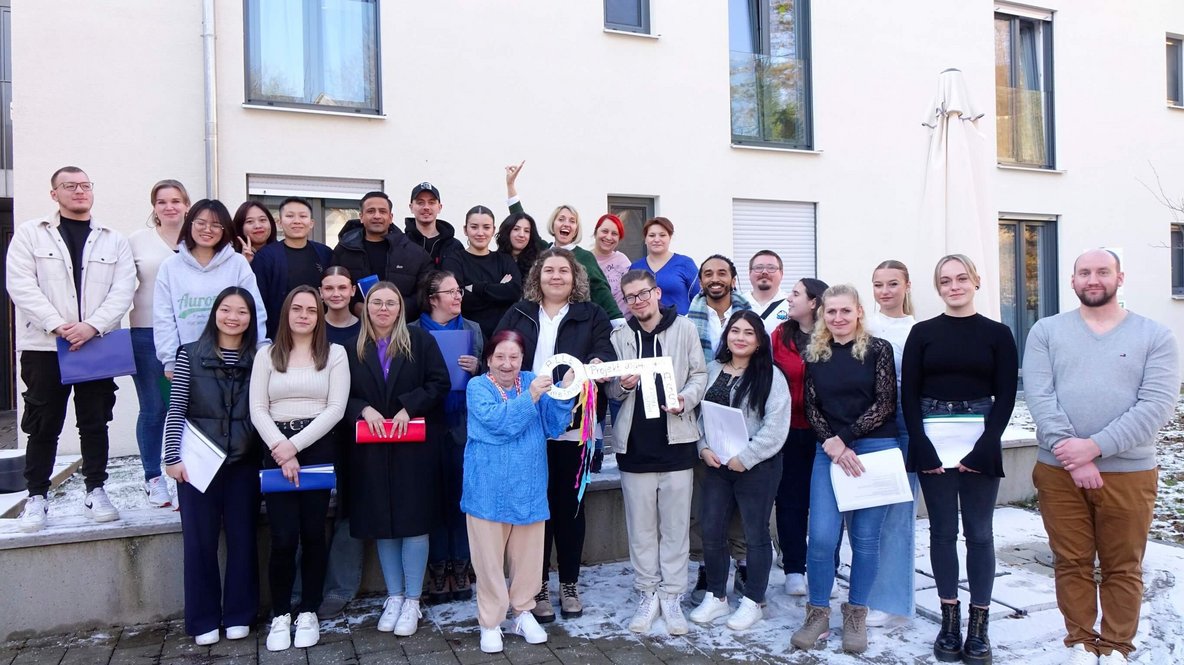 Bild zeigt ein Gruppenbild bei der Symbolischen Schlüsselübergabe