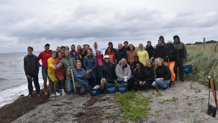 Gruppenbild am Wasser mit den Teilnehmenden des Jugendcamps Nachhaltigkeit.