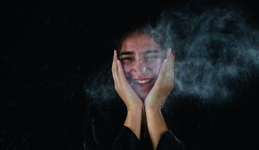 Bild zeigt eine Frau die ihren Kopf in ihre Hände stütz