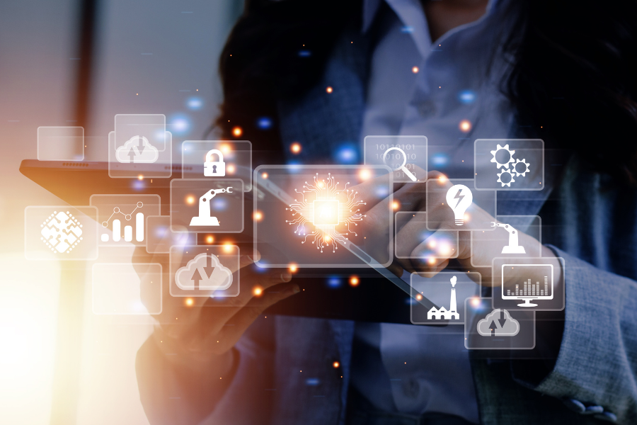 Technische und KI Symbole schweben in der Luft. Dahinter sieht man den Oberkörper einer Person.